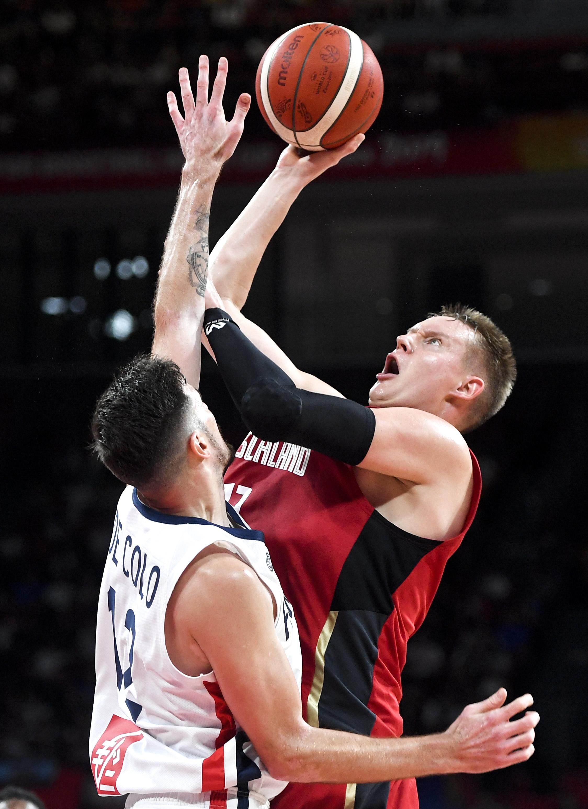 动态简报（世界杯小组赛）苏里南2v2乍得比分最佳进攻球员-独家新闻